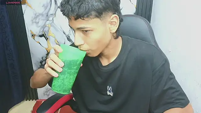 Snapshot of Im_david02 chatting on 01-06-26, 02:21 Im david02 online show from 01-06-26, 02:21