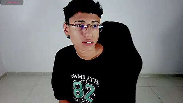 Snapshot of Im_david02 chatting on 04-06-26, 01:01 Im david02 online show from 04-06-26, 01:01