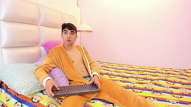 Snapshot of Hottie_Guy chatting on 10-07-25, 06:16 Hottie Guy online show from 10-07-25, 06:16