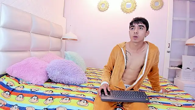 Snapshot of Hottie_Guy chatting on 10-14-25, 06:20 Hottie Guy online show from 10-14-25, 06:20
