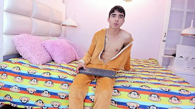 Snapshot of Hottie_Guy chatting on 10-15-25, 05:57 Hottie Guy online show from 10-15-25, 05:57
