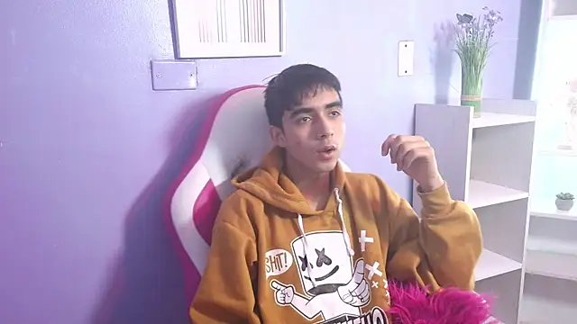 Hottie Guy online show from 10-21-25, 05:46