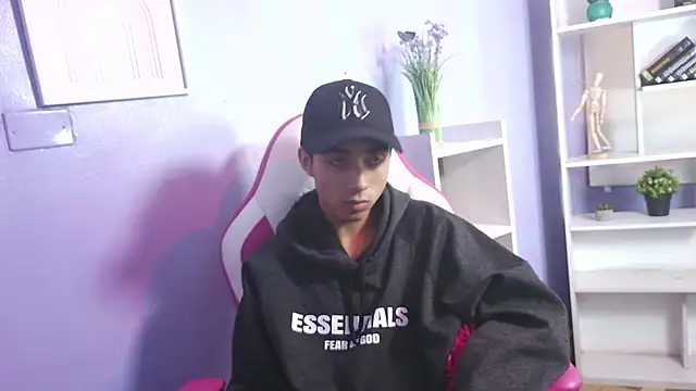 Hottie Guy online show from 10-22-25, 06:29