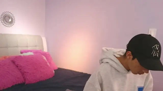 Hottie Guy online show from 11-04-25, 05:45