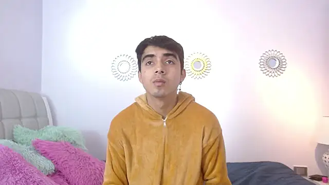 Hottie Guy online show from 11-15-25, 05:53