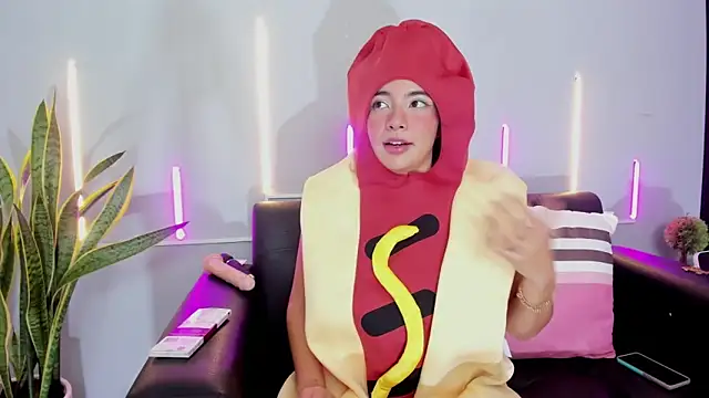 Jules Angel online show from 10-31-25, 01:45