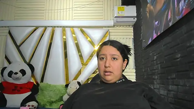 Snapshot of DulcineaSaenz chatting on 10-15-25, 07:47 DulcineaSaenz online show from 10-15-25, 07:47