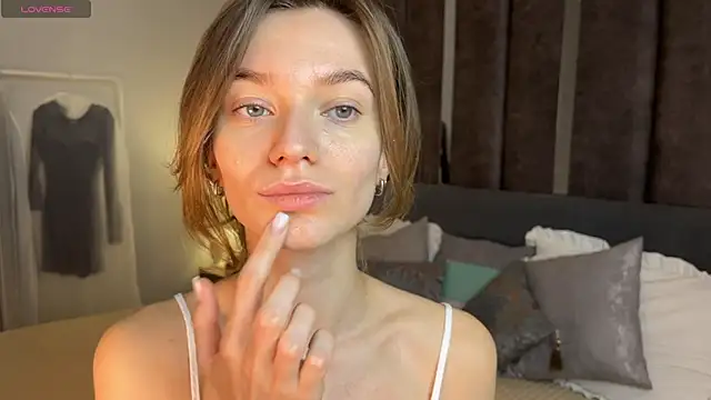 EvaToniz online show from 12-14-25, 01:11