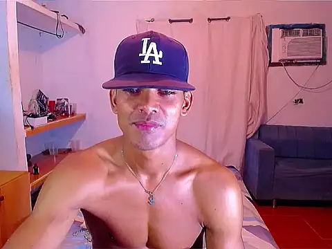 Snapshot of theMyke101 chatting on 06-18-26, 12:33 theMyke101 online show from 06-18-26, 12:33