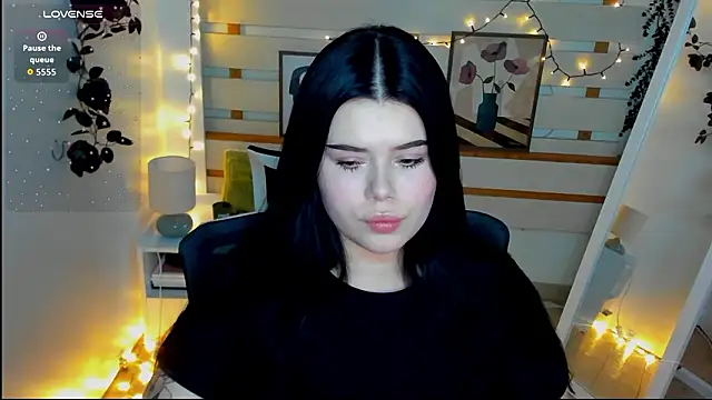 Snapshot of Mona_Esty chatting on 02-19-26, 09:11 Mona Esty online show from 02-19-26, 09:11