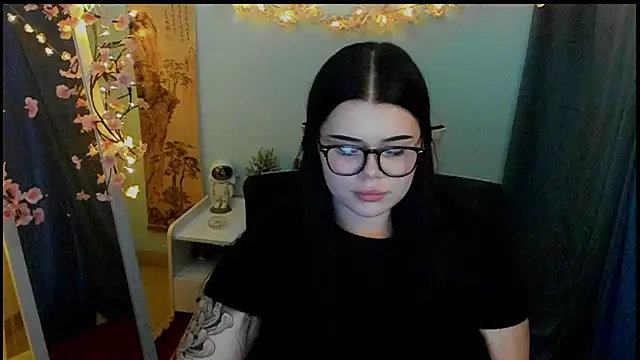 Snapshot of Mona_Esty chatting on 02-24-26, 08:45 Mona Esty online show from 02-24-26, 08:45