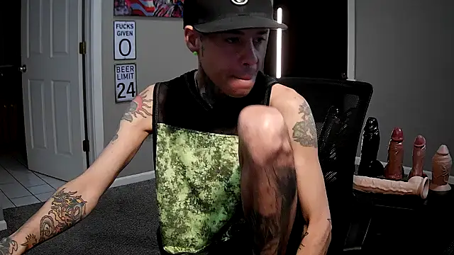 Snapshot of Michigan9000 chatting on 11-27-25, 01:07 Michigan9000 online show from 11-27-25, 01:07