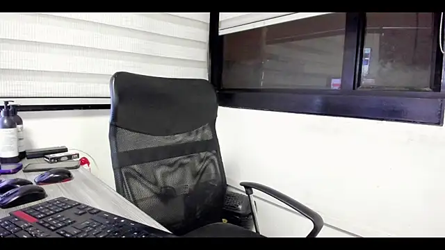 Snapshot of Xander_Taylor_ chatting on 10-24-25, 05:04 Xander Taylor  online show from 10-24-25, 05:04
