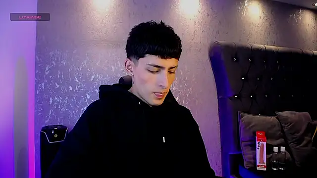 Snapshot of MateoMitchell chatting on 12-19-25, 05:58 MateoMitchell online show from 12-19-25, 05:58