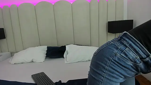 Snapshot of Alanha__ chatting on 10-24-25, 04:42 Alanha online show from 10-24-25, 04:42