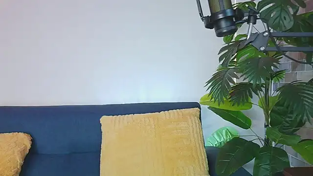 Snapshot of luna_valen chatting on 05-28-26, 04:10 luna valen online show from 05-28-26, 04:10