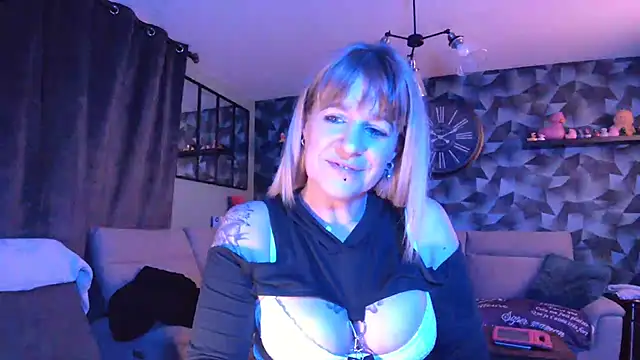 Delichieuse5 online show from 01-22-25, 09:10