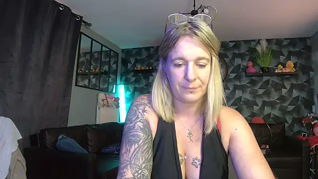 Delichieuse5 online show from 09-20-25, 07:48