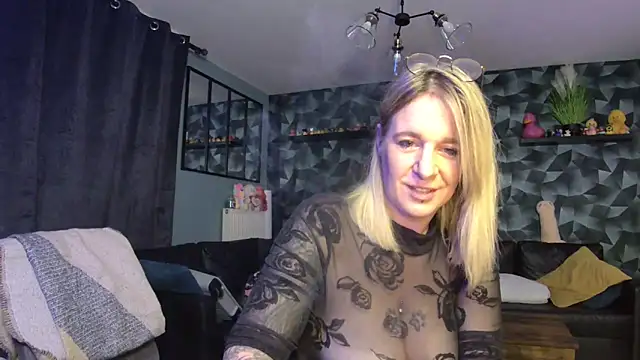 Delichieuse5 online show from 10-07-25, 07:44