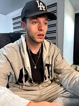 noah red online show from 10-14-25, 04:02