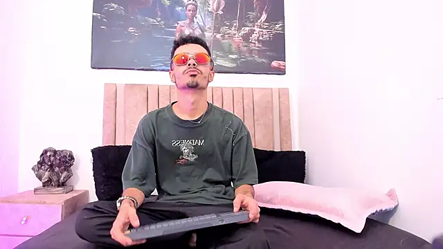 Snapshot of Timothe_Evans chatting on 10-23-25, 08:07 Timothe Evans online show from 10-23-25, 08:07