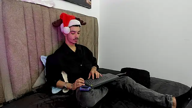 Snapshot of Timothe_Evans chatting on 12-17-25, 04:07 Timothe Evans online show from 12-17-25, 04:07