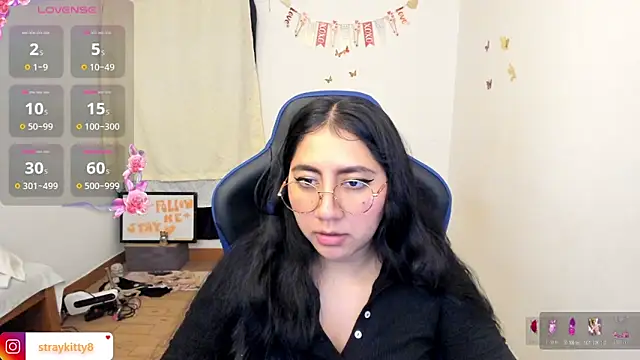 Snapshot of LoveLyy- chatting on 06-05-26, 12:28 LoveLyy- online show from 06-05-26, 12:28