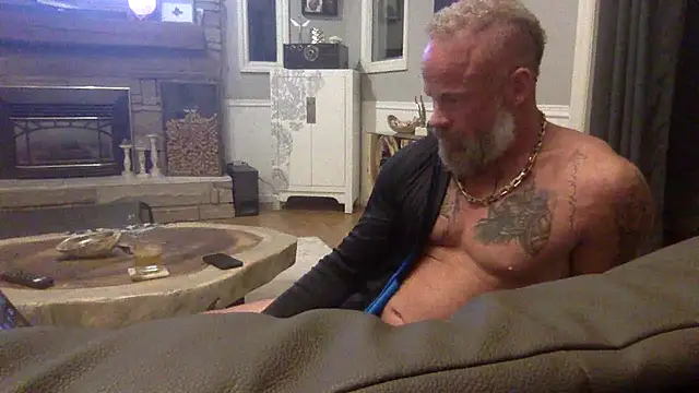 Snapshot of Muscledick40 chatting on 04-17-26, 02:14 Muscledick40 online show from 04-17-26, 02:14