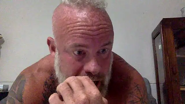 Snapshot of Muscledick40 chatting on 06-30-26, 04:35 Muscledick40 online show from 06-30-26, 04:35