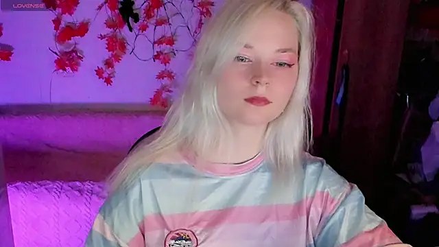 Snapshot of HoneyDazzle chatting on 10-24-25, 07:32 HoneyDazzle online show from 10-24-25, 07:32