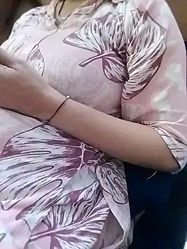 Snapshot of Priyanka_17 chatting on 10-30-25, 04:41 Priyanka 17 online show from 10-30-25, 04:41