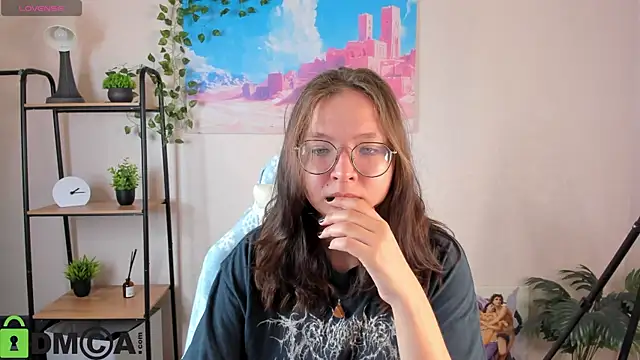 Nuura Moore online show from 10-28-25, 12:36