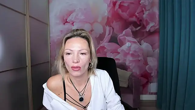 Snapshot of AlinaMoor chatting on 10-24-25, 05:48 AlinaMoor online show from 10-24-25, 05:48