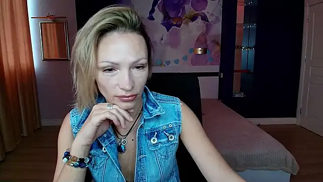 Snapshot of AlinaMoor chatting on 10-28-25, 07:01 AlinaMoor online show from 10-28-25, 07:01