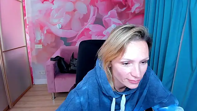 Snapshot of AlinaMoor chatting on 11-26-25, 06:42 AlinaMoor online show from 11-26-25, 06:42