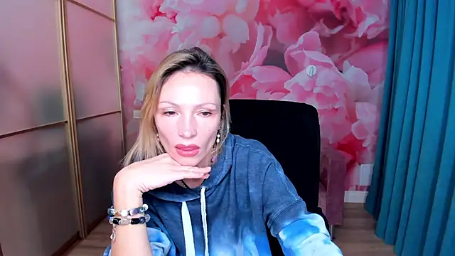 Snapshot of AlinaMoor chatting on 12-20-25, 12:45 AlinaMoor online show from 12-20-25, 12:45