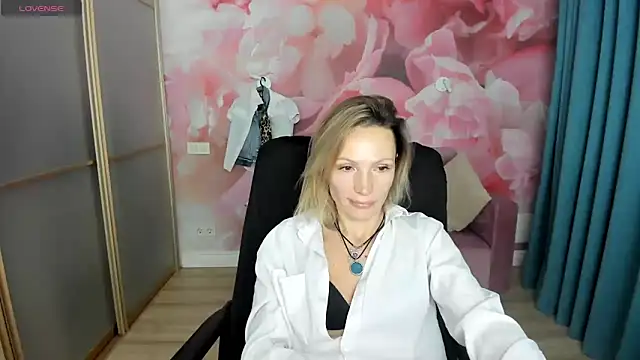 Snapshot of AlinaMoor chatting on 01-06-26, 05:33 AlinaMoor online show from 01-06-26, 05:33