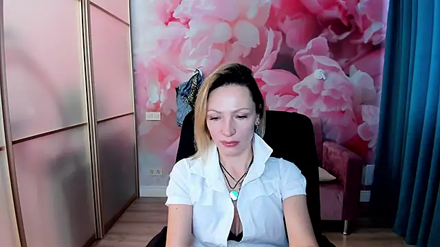 Snapshot of AlinaMoor chatting on 01-14-26, 06:52 AlinaMoor online show from 01-14-26, 06:52