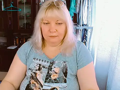 Snapshot of DiamondNata chatting on 10-17-25, 10:40 DiamondNata online show from 10-17-25, 10:40