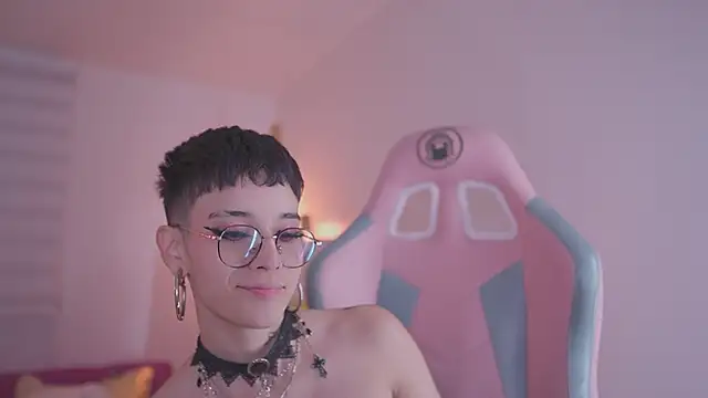 Giia Moretti  online show from 11-21-25, 01:59