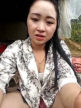 Snapshot of miemie-xx chatting on 10-14-25, 02:01 miemie-xx online show from 10-14-25, 02:01