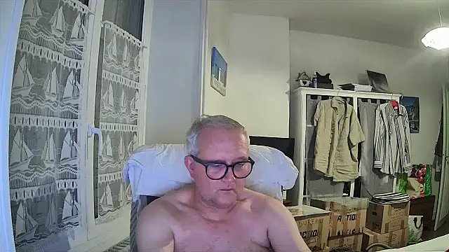 Snapshot of macdut67 chatting on 07-27-26, 01:56 macdut67 online show from 07-27-26, 01:56