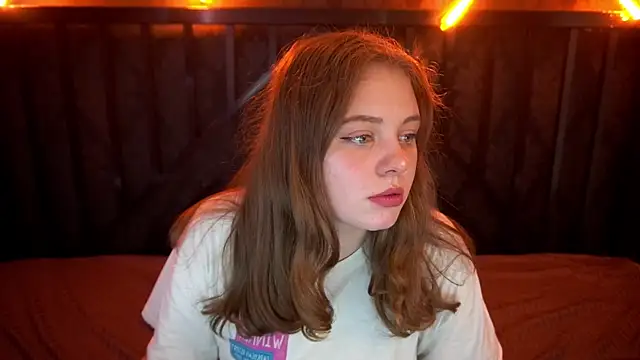 Snapshot of SnowWhiti chatting on 10-23-25, 01:10 SnowWhiti online show from 10-23-25, 01:10