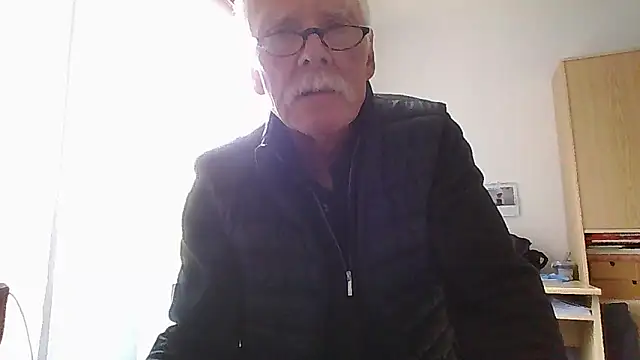 Snapshot of super-snoopy chatting on 04-19-26, 09:52 super-snoopy online show from 04-19-26, 09:52