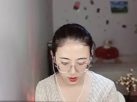 Snapshot of Queena_ chatting on 12-16-25, 06:51 Queena online show from 12-16-25, 06:51