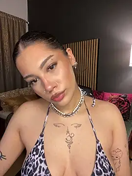 LoraShines online show from 06-20-26, 10:51