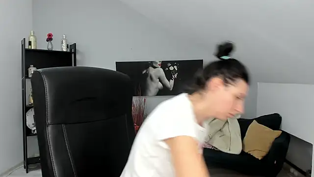 Snapshot of BettyJamess chatting on 11-24-25, 04:12 BettyJamess online show from 11-24-25, 04:12