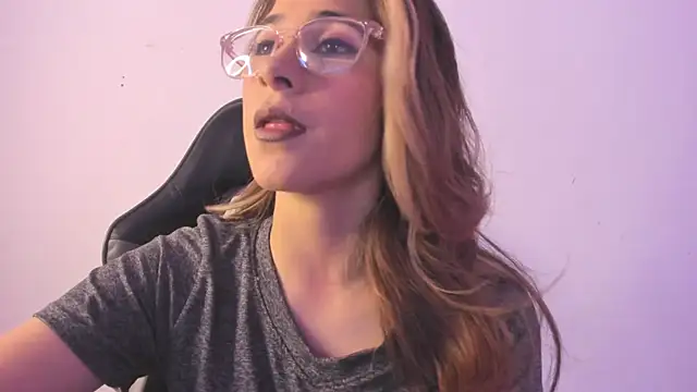 Snapshot of Sara_Roades chatting on 11-12-25, 07:57 Sara Roades online show from 11-12-25, 07:57