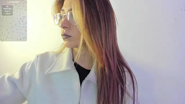 Snapshot of Sara_Roades chatting on 11-15-25, 10:59 Sara Roades online show from 11-15-25, 10:59