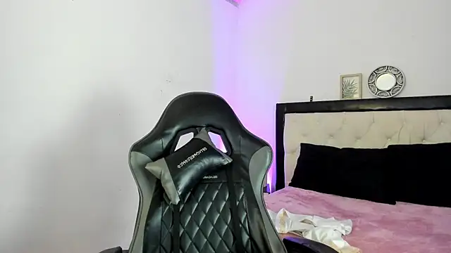 Snapshot of Sara_Roades chatting on 11-26-25, 07:48 Sara Roades online show from 11-26-25, 07:48